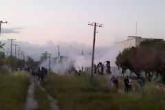 ΧΑΟΣ στην Πάτρα - Με μπουλντόζα κάνουν επίθεση οι Χρυσαυγίτες! - Βροχή τα δακρυγόνα!