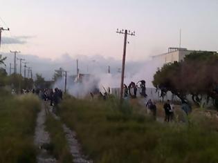Φωτογραφία για ΧΑΟΣ στην Πάτρα - Με μπουλντόζα κάνουν επίθεση οι Χρυσαυγίτες! - Βροχή τα δακρυγόνα!