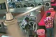 Γονείς έβαλαν το 2χρονο παιδί τους στο πλυντήριο