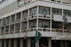 Άγνωστοι έσπασαν τα τζάμια στο δημαρχείο Λάρισας!