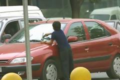 Αναγνώστρια αναφέρει πως την έφτυσε Πακιστανός σε φανάρια της Λάρισας (στην οδό Βόλου)
