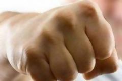 Τρελό ξύλο για μια γυναίκα έξω από την ΑΣΟΕΕ