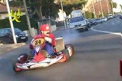 Ο Remi Gaillard ντύθηκε Mario πήρε το Kart του και βγήκε στους δρόμους!