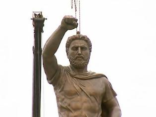 Φωτογραφία για H μνημειολαγνεία στα Σκόπια συνεχίζεται - Έφτασε το άγαλμα του Φιλίππου