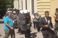 Μικροεντάσεις κατά την αποχώρηση των κατηγορούμενων της Χρυσής Αυγής [video]