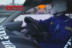 VIDEO: Σήκωσε την μπλούζα της και τράκαρε!!!