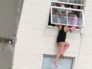 Φωτογραφία για Γυναίκα προσπαθεί να πέσει από παράθυρο του τρίτου ορόφου!