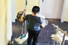 O Αντώνης το «αρπακτικό» και η αξιοπρεπής καθαρίστρια!