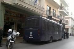 Πάτρα: Ασπίδα προστασίας στα γραφεία της Χρυσής Αυγής - Σε αστυνομικό κλοιό με το φόβο επίθεσης από αντιεξουσιαστές