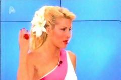 VIDEO: Φόρεσε τα λουλούδια από τη γιορτή της η Ε.Μενεγάκη!