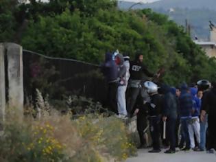 Φωτογραφία για Ετοιμάζονται για μάχες ξανά στην Πάτρα - Νέα συγκέντρωση των κατοίκων - Έφυγαν άρον-άρον οι μετανάστες από την Πειραϊκή - Πατραϊκή