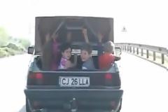 Τα παιδιά στο... πορτμπαγκάζ! [video]