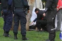 ΟΛΥΤΕΚΝΟΣ ΕΚΟΨΕ ΤΙΣ ΦΛΕΒΕΣ ΤΟΥ ΣΕ ΠΑΡΚΟ ΣΤΟ ΠΕΡΙΣΤΕΡΙ