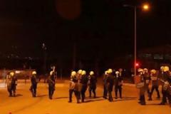 Νέα επεισόδια στην Πειραϊκή- Κρανιοφόροι αγνώστου ταυτότητας εναντίον ΜΑΤ
