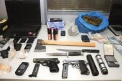 Ολόκληρο οπλοστάσιο βρήκε η ασφάλεια στο γραφείο του Άκη μαζί με τις πλάκες χρυσού!
