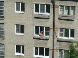 Φωτογραφία για Μαντέψτε: Τι κάνει η δεσποινίδα στο παράθυρο;