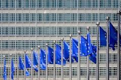 Κομισιόν: Θα βοηθήσουμε την Ελλάδα να παραμείνει στο ευρώ