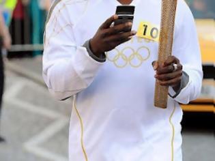 Φωτογραφία για Ποιος διάσημος τραγουδιστής έπαιζε με το κινητό την ώρα που είχε στα χέρια του την Ολυμπιακή Δάδα;
