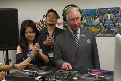 VIDEO: Ο πρίγκηπας Κάρολος σε ρόλο... DJ!