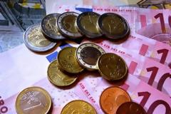 Τυπώνει νόμισμα!