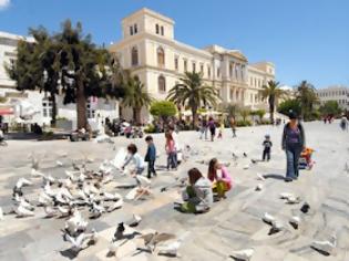 Φωτογραφία για Απαγόρευσαν σε παιδιά να παίζουν στην πλατεία