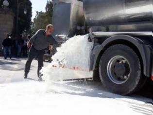 Φωτογραφία για Χύνουν και πάλι γάλα οι αγελαδοτρόφοι στην Κύπρο