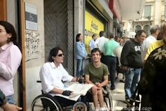 Άτομα με ειδικές ανάγκες πραγματοποιούν συγκέντρωση αυτή την ώρα...
