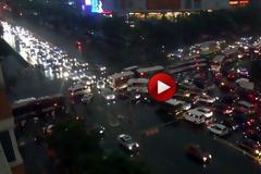 VIDEO: Χαλασμένο φανάρι προκαλεί πανικό στο Πεκίνο!