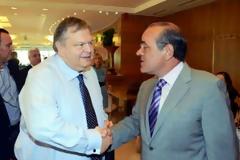 Αλληλοκαρφώνονται ΠΑΣΟΚ και ΣΕΒ για τις μειώσεις των μισθών...
