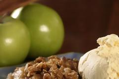 Apple crumble: Ένα γλύκισμα με παγωτό βανίλια, κανέλα και σιρόπι καραμέλας