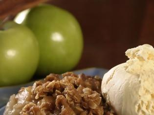 Φωτογραφία για Apple crumble: Ένα γλύκισμα με παγωτό βανίλια, κανέλα και σιρόπι καραμέλας