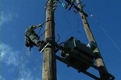 Τον χτύπησαν 20.000 volt ενώ προσπαθούσε να συνδέσει το ρεύμα που του έκοψε η ΔΕΗ!