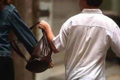 Τετραμελής σπείρα Αλγερινών μαζί με τις τσάντες των επισκεπτών που έκλεβε στην Ακρόπολη..έδινε και μια πισώπλατη μαχαιριά στον τουρισμό μας...