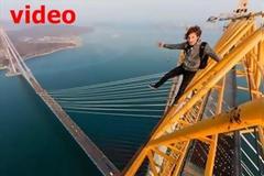 VIDEO: Σκαρφάλωσαν σε γέφυρα 320 μέτρων χωρίς προστασία