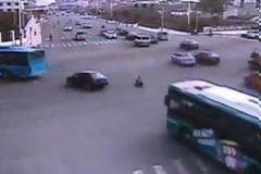 Τρίχρονος με μοτοσυκλέτα έψαχνε την μαμά του! Βίντεο