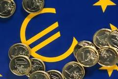 ΤΡΕΙΣ ΣΤΟΥΣ 4 ΕΛΛΗΝΕΣ ΘΕΛΟΥΝ ΤΟ ΕΥΡΩ