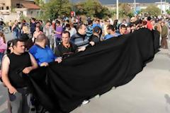 Ήσυχη νύχτα στην Πάτρα λόγω... βροχής!..Δύο συγκεντρώσεις είχαν προγραμματιστεί. Μία μόνο από κατοίκους και μία από επαγγελματίες αντιρατσιστές κατά των κατοίκων