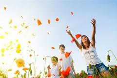 Χρεοκοπημένη μεν, ευτυχισμένη δε η Ελλάδα
