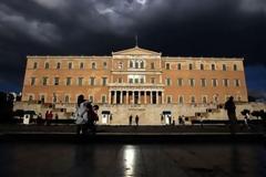 «Διαχρονικές οι ελλείψεις»  Με τη θεαματική αποτυχία Ελλήνων και Ιταλών πολιτικών απορεί το Reuters
