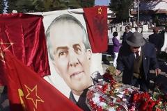 Το ΚΚΕ συνεχίζει να υπερασπίζεται το έργο του δικτάτορα της Αλβανίας Ενβέρ Χότζα!