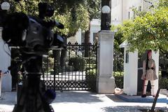 Η Προεδρία της Δημοκρατίας δεν έχει λεφτά ούτε για SMS!