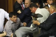 Άγριο ξύλο στην Ουκρανική  Βουλή…[Βίντεο]