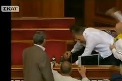 VIDEO: Μπουνιές και κλωτσιές στα έδρανα του κοινοβουλίου!