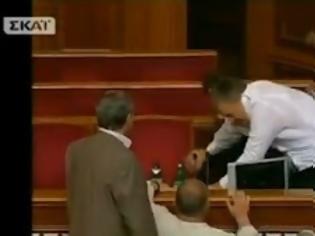Φωτογραφία για VIDEO: Μπουνιές και κλωτσιές στα έδρανα του κοινοβουλίου!