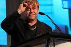 Στο νοσοκομείο ο Elton John με μόλυνση του αναπνευστικού