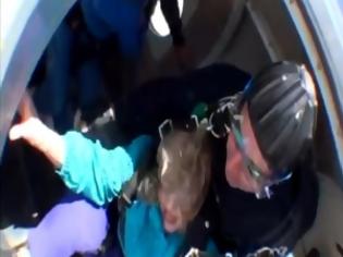 Φωτογραφία για VIDEO: Η εφιαλτική ελεύθερη πτώση από αεροπλάνο μιας 80χρονης