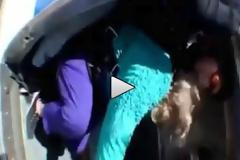 Αυτό κι αν ήταν το Skydiving του ΤΡΟΜΟΥ....για την 80χρόνη και τον εκπαιδευτή της...Δείτε το βίντεο...