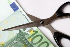 Οι καθαρές αποδοχές των Ελλήνων μειώθηκαν κατά 25%