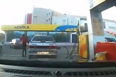 Γυναίκα οδηγός κάνει το... 