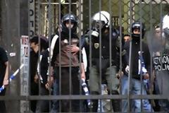 Le Monde: «Στενές σχέσεις Αστυνομίας και Χρυσής Αυγής»